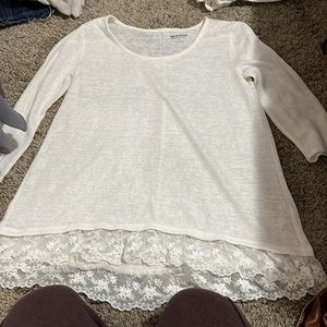 Medium sized, 3/4 shirt.